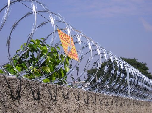 Concertina instalada em muro